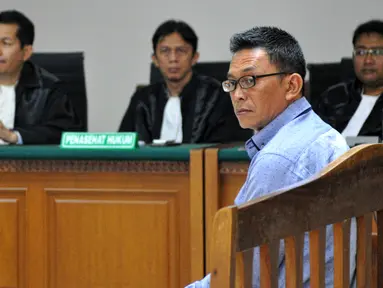 Ajudan Fuad Amin, Abdul Rouf menjalani sidang pembacaan dakwaan di Pengadilan Tipikor, Jakarta Kamis, 23/7/2015). Rouf diduga melakukan korupsi terkait kasus suap jual beli pasokan gas alam untuk pembangkit listrik. (Liputan6.com/Yoppy Renato)