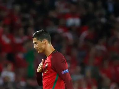 Penyerang Portugal Cristiano Ronaldo  berjalan usai pertandingan lanjutan piala Eropa 2016 grup F di Parc des Princes, Prancis, (19/6). Portugal bermain imbang 0-0 dengan Austria. (REUTERS/Christian Hartmann)