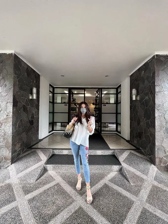 Tamara Bleszynski berfoto di hotelnya. (Foto:Instagram/@tamarableszynskiofficial)