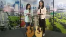 Duet Mayang dan Chika saat perform setelah tampil dalam acara Podcast di studio Liputan6.com, Jakarta, Rabu (19/1/2022). Dalam acara bincang ringan tersebut, adik dari mendiang Vannesa Angel tersebut banyak bercerita seputar kehidupan dan karier. (Liputan6.com/Helmi Fithriansyah)