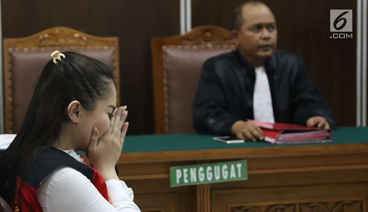 Aktris Jennifer Dunn saat menjalani sidang lanjutan di PN Jakarta Selatan, Kamis (7/6). Dalam sidang tersebut, JPU menolak pembelaan terdakwa kasus penyalahgunaan narkotika Jennifer Dunn. (Liputan6.com/Immanuel Antonius)