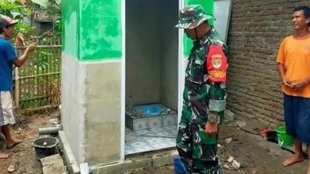 Kala TNI Bangunkan Jamban dan Jalan Penghubung untuk Warga Kertajaya Kabupaten Bekasi (Bams)