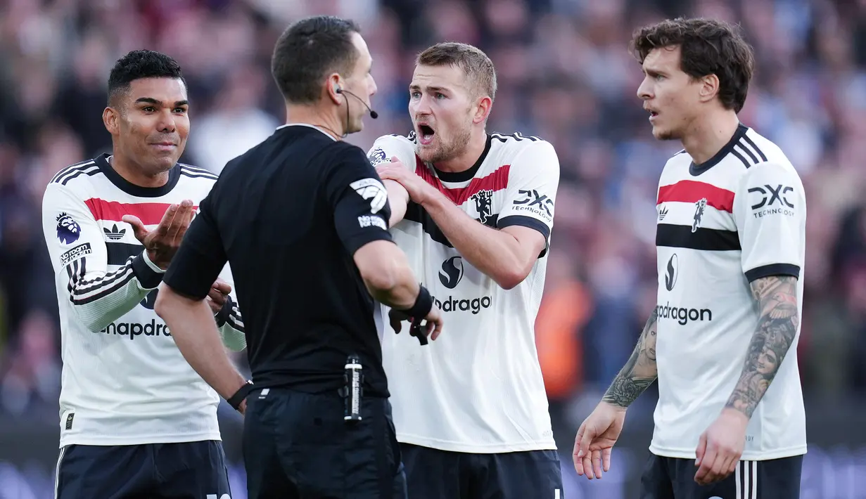 Pemain Manchester United, Matthijs de Ligt, melakukan protes kepada wasit saat melawan West Ham United pada laga pekan ke sembilan Liga Inggris di Stadion London, Minggu (27/10/2024). (John Walton/PA via AP)