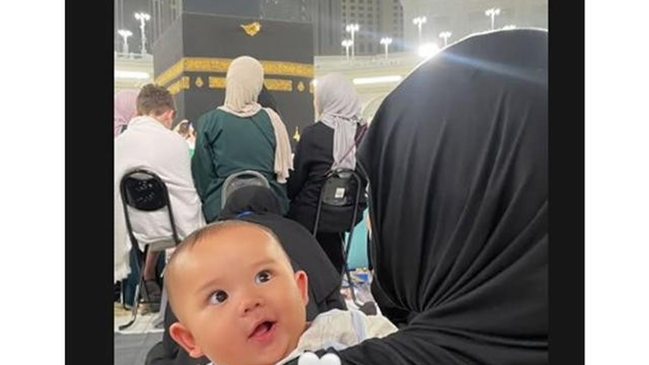 6 Potret Baby Arash Umrah di Usia 6 Bulan, Aaliyah &amp; Thariq Ungkap Rasa Syukur