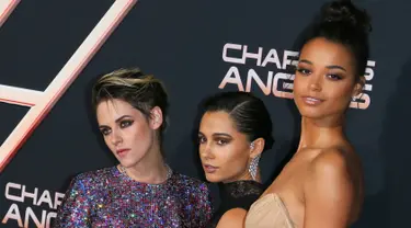 Aktris Kristen Stewart, Naomi Scott dan Ella Balinska berpose saat menghadiri pemutaran perdana film "Charlie's Angels" di teater Regency di Westwood, California (11/11/2019). Film Charlies Angels yang disutradarai Elizabeth Banks akan tayang pada 13 November 2019. (AFP/Jean-Baptiste Lacroix)