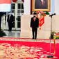 Presiden Joko Widodo (kanan) melantik enam menteri baru Kabinet Indonesia Maju di Istana Negara, Jakarta, Rabu (23/12/2020). Keenamnya adalah Yaqut Cholil Qoumas, Budi Gunadi Sadikin, Tri Rismaharini, Muhammad Lutfi, dan Sandiaga Salahuddin Uno. (Foto: Muchlis Jr - Biro Pers Sekretariat Presiden)