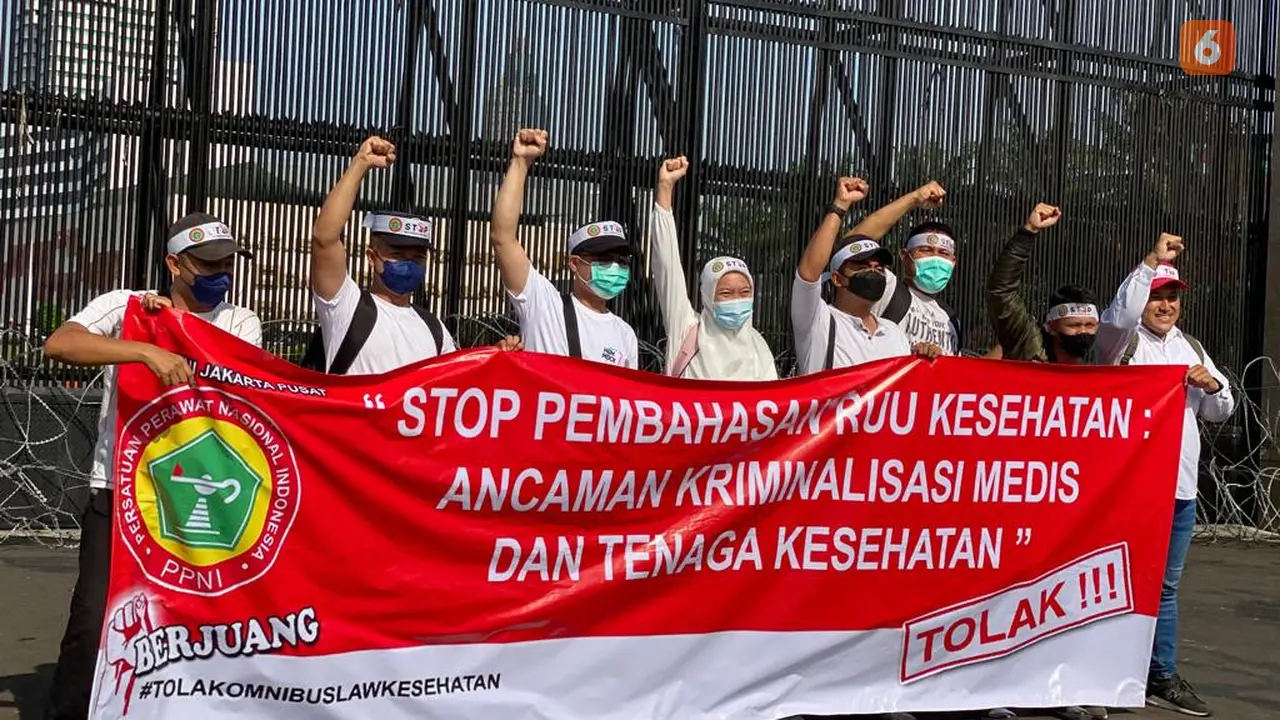 Ikatan Dokter Indonesia dan Organisasi Profesi pada Selasa Pagi 11 Juli 2023 Kembali Menggelar Demo di Depan Gedung DPR RI Jelang Disahkannya RUU Kesehatan Hari Ini (Ade Nasihudin Al Ansori/Liputan6.com)