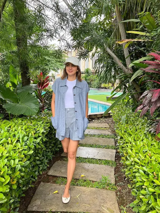 Outfitnya yang kekinian pun menjadi salah satu penunjang untuk selalu tampil awet muda.  (Instagram/dagnesia).