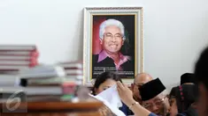 Suasana duka di kediaman Adnan Buyung Nasution di kawasan Lebak Bulus, Jakarta, Rabu (23/9/2015). Adnan meninggal pada pukul 10.14 WIB di RSPI. (Liputan6.com/Helmi Afandi)