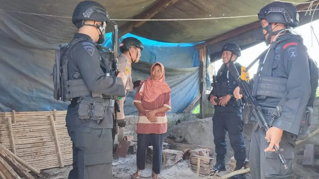 Polisi lakukan patroli di Desa Mulyorejo Jember untuk memastikan situasi kondusif pasca kerusuhan beberapa waktu lalu (Istimewa)