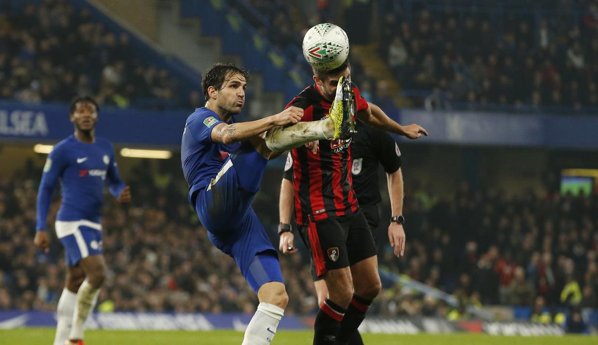 Aksi pemain Chelsea, Cesc Fabregas menghalau bola dari sundulan pemain AFC Bournemouth, Andrew Surman pada laga perempatfinal Piala Liga Inggris di Stamford Bridge stadium, London, (20/12/2017). Chelsea menang 2-1. (AP/Alastair Grant)