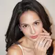 Dalam pemotretan kali ini, aktris berusia 33 tahun tersebut tampil dengan riasan natural flawless yang membuat wajahnya terlihat begitu segar, halus, dan bercahaya. [@pevpearce].