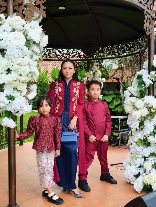 Rachel Vennya kenakan kebaya paduan biru dan maroon yang elegan dengan sentuhan bordir yang mempermanis tampilan kebaya.