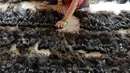 Pekerja menata rambut palsu sesuai ukuran panjang dan tektursnya di   pusat pengolahan Raj Hair International di Alinjivakkam, India (25/7). India merupakan negara yang telah lama menjadi eksportir rambut palsu terbesar di dunia. (AFP Photo/Arun Sankar)