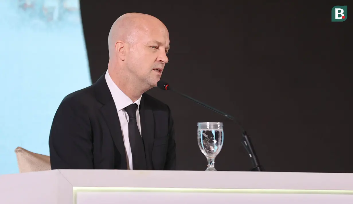 Jordi Cruyff saat berbicara di atas panggung dalam acara perkenalan dirinya sebagai penasihat teknik PSSI di Hotel Mulia Senayan, Jakarta, Selasa (11/3/2025) sore. (Bola.com/Abdul Aziz)