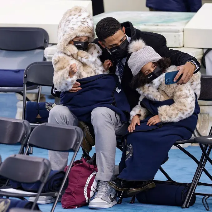 Viral Penampakan Sneakers Rp38 Juta di Pelantikan Joe Biden-Kamala Harris