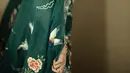Ia nampak mengenakan cheongsam dress hijau turqoise rancangan Hian Tjen [@clarissatanoe]