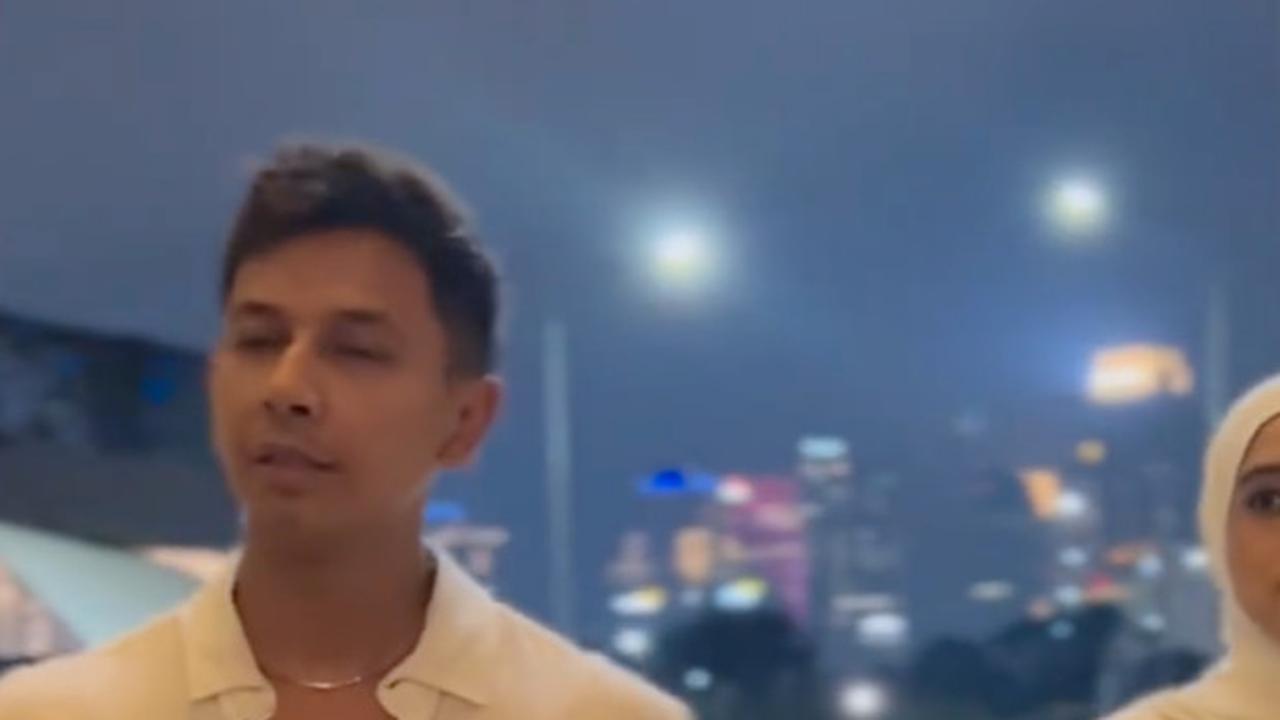 Sonny kerap tampil dengan memakai kemeja. Ia memilih gaya rapi.