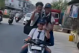 Empat remaja yang masih duduk di bangku SMP terekam sedang berboncengan empat menggunakan sepeda motor matik di Jalan WR Supratman, Kelurahan Rengas, Kecamatan Ciputat Timur, Tangerang Selatan. (Foto: Tangkapan Layar Sosmed)