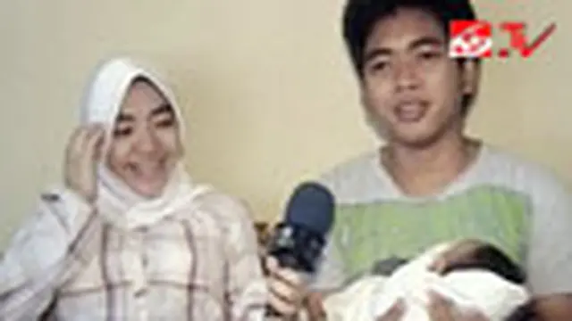 Tommy Piawai Merawat Bayi