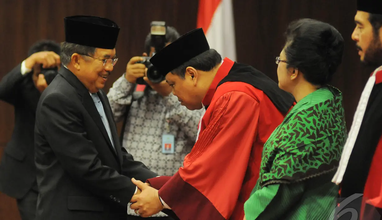 Wakil Presiden Jusuf Kalla saat memberikan selamat kepada Ketua Mahkamah Konstitusi yang baru, Arief Hidayat, di Gedung Mahkamah Konstitusi, Jakarta, Selasa (14/1/2015). (Liputan6.com/Herman Zakharia)