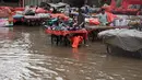 Sedikitnya 14 orang tewas dan enam lainnya luka-luka dalam kecelakaan terkait hujan di berbagai wilayah Pakistan selama 24 jam terakhir, kata pejabat katanya pada hari Senin. (AP Photo/K.M. Chaudary)