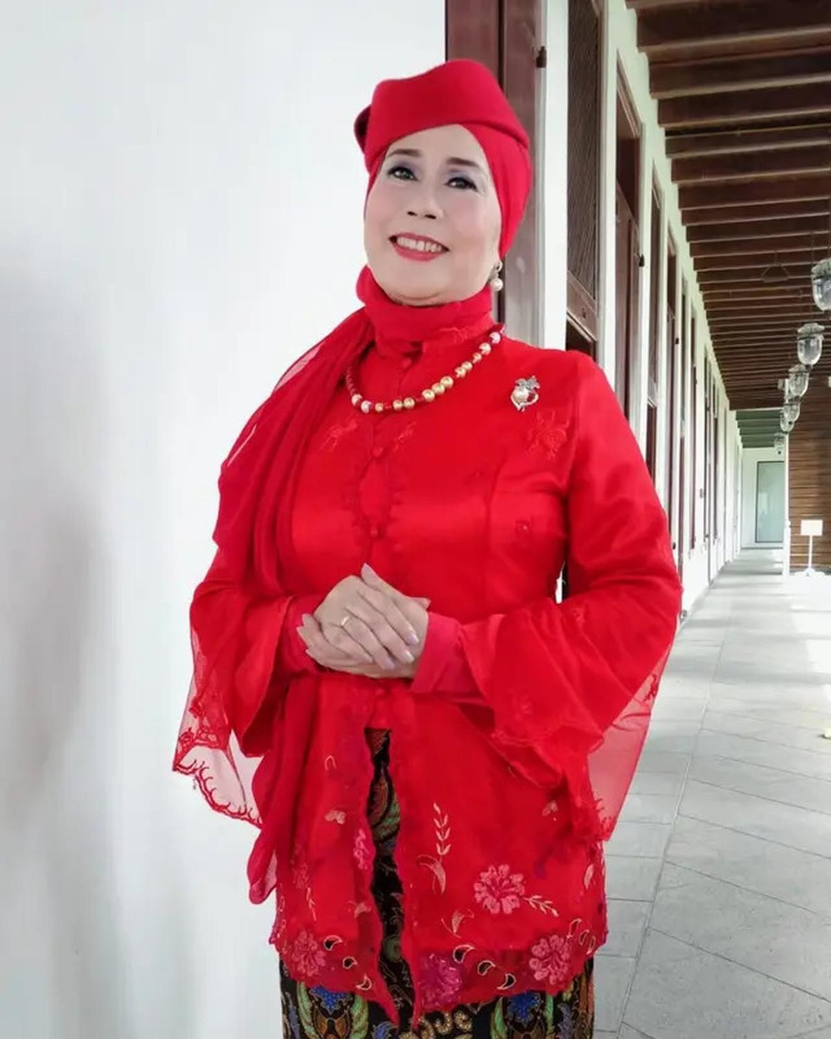 Dewi Yull Tetap Bersyukur Meski Satu Matanya Tak Berfungsi Akibat Abrasi Retina, Begini Kronologinya