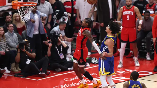 Pemain Rockets Jalen Green melakukan slam dunk saat melawan Warriors