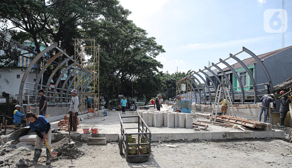 Suasana pembangunan revitalisasi Jembatan Cibubur, Jakarta, Senin (24/10/2022). Jembatan Cibubur yang saat ini sedang direvitalisasi, akan dilengkapi akses untuk pejalan kaki. Jembatan Cibubur yang menghubungkan Pasar Rebo dan Ciracas itu akan ditinggikan guna menghindari genangan ketika permukaan Kali Cipinang meninggi dan ditargetkan selesai pada bulan November 2022. (Liputan6.com/Faizal Fanani)