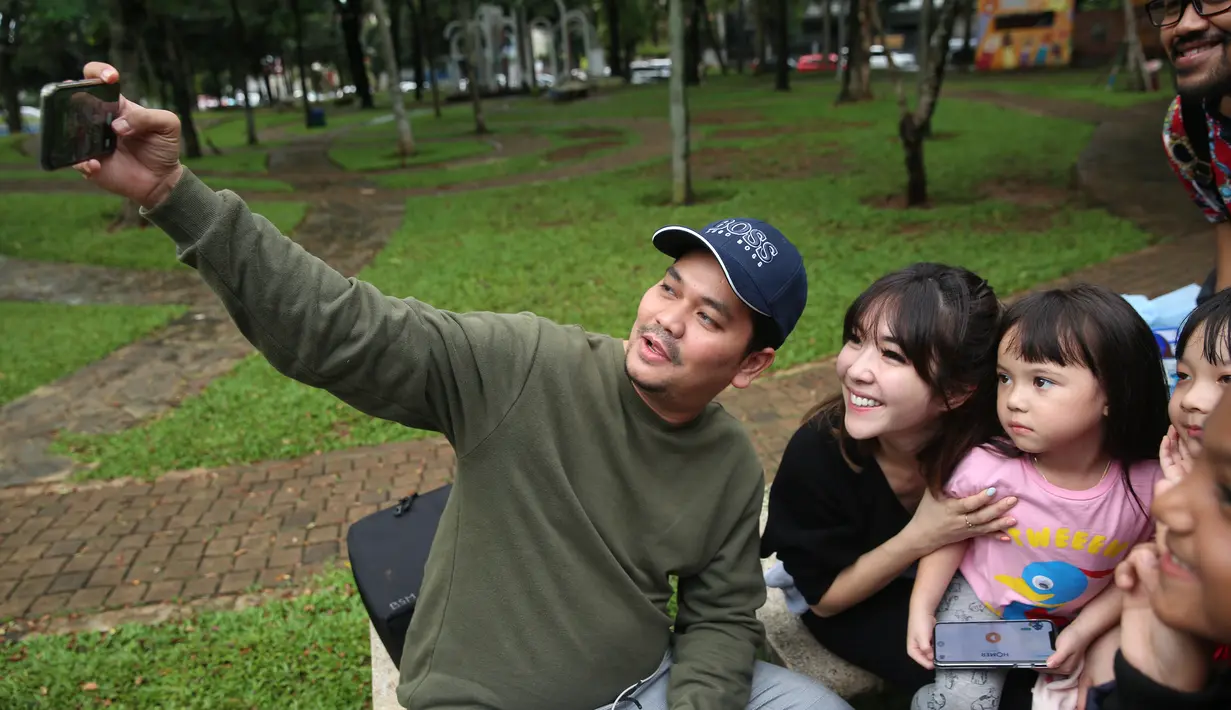 Gempita Nora Marten syuting video klip girl band anak-anak KAZUMI berjudul Nakal Ih di Taman Menteng Bintaro, Tangerang Selatan, Banten, Senin (3/2/2020). (Adrian Putra/Fimela.com)