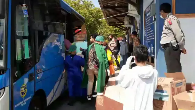 Sebanyak 23 orang yang terpapar Covid-19 di satu kampung di Banyumas dijemput untuk dikarantina. (Foto: Liputan6.com/Istimewa)