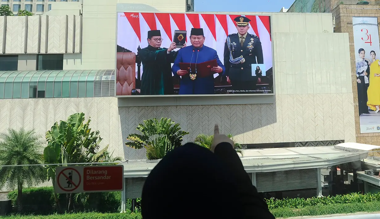 Dalam sumpahnya, Prabowo Subianto dan Gibran Rakabuming Raka mengucapkan janji untuk memegang teguh Undang Undang Dasar. (merdeka.com/Arie Basuki)