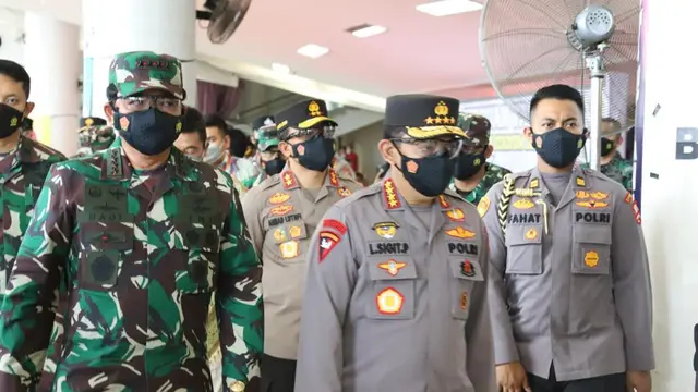 Kapolri Jenderal Pol Listyo Sigit Prabowo dan Panglima TNI Marsekal TNI Hadi Tjahjanto, saat sambangi Kota Semarang terkait penanganan Covid-19. (Foto: Liputan6.com/Humas Polda Jateng)