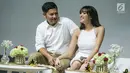 Pasangan selebritis Gading Marten dan istrinya Gisella Anastasia menunjukkan kemesraannya saat hadir dalam konferensi pers dikawasan Jakarta, Kamis (1/2). (Liputan6.com/Faizal Fanani)