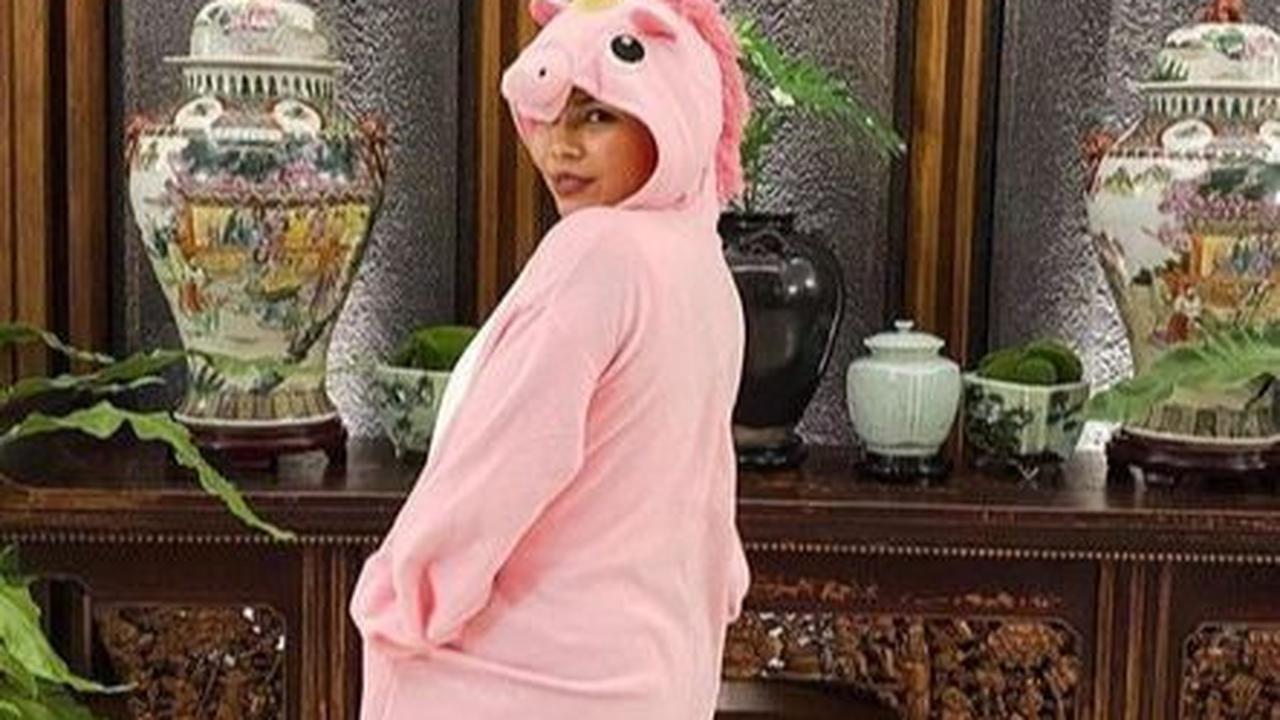 Tak hanya itu, Felicia juga menunjukkan satu sisi rumah mereka yang menyimpan banyak koleksi guci-guci mahal.