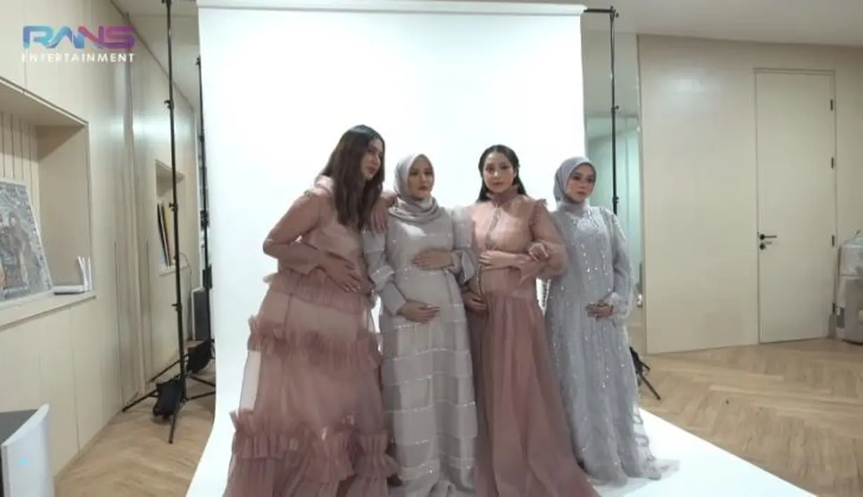 Nagita Slavina, Paula Verhoven, Lesti Kejoram dan aurel Hermansyah tampak kompak dalam balutan gaun sejumlah gaun rancangan Renzi Lazuardi. (Foto: Instagram/ Rans Entertainment)