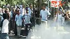 Ratusan sopir taksi lokal, yang tergabung dalam Paguyuban Jasa Wisata Bali, melakukan aksi demo di Kantor Gubernur Bali. 