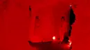 Pemandu berjalan di dalam "Gua Pelangi," sebuah karya seni instalasi seniman Polandia Basia Goszczynska, yang dibangun dari sekitar 40.000 kantong plastik bekas untuk memperbaiki nilai benda-benda yang dibuang, di Pusat Kebudayaan Dunia King di Dammam, Arab Saudi (27/6/2021).  (AP Photo/Amr Nabil)