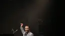 Dalam malam keempat konser Taylor Swift di Staples Center di Los Angeles (25/8/2015), John Legend membawakan lagu hit-nya 'All of Me'. (Bintang/EPA)