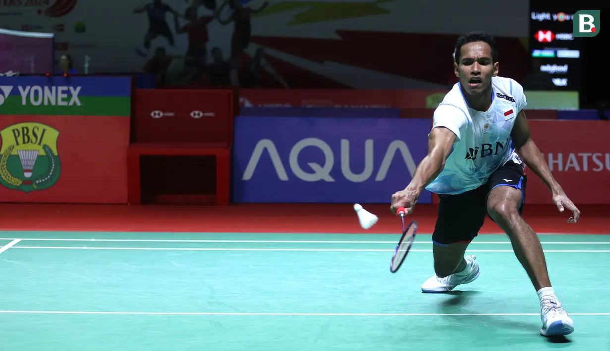 <p>Tunggal putra Indonesia, Chico Aura Dwi Wardoyo berusaha mengembalikan bola saat melawan wakil Denmark, Anders Antonsen pada babak 32 besar Indonesia Masters 2024 di Istora Senayan Jakarta, Rabu (24/1/2024). Chico kalah dua gim langsung dengan skor 15-21 dan 10-21. (Bola.com/M Iqbal Ichsan)</p>