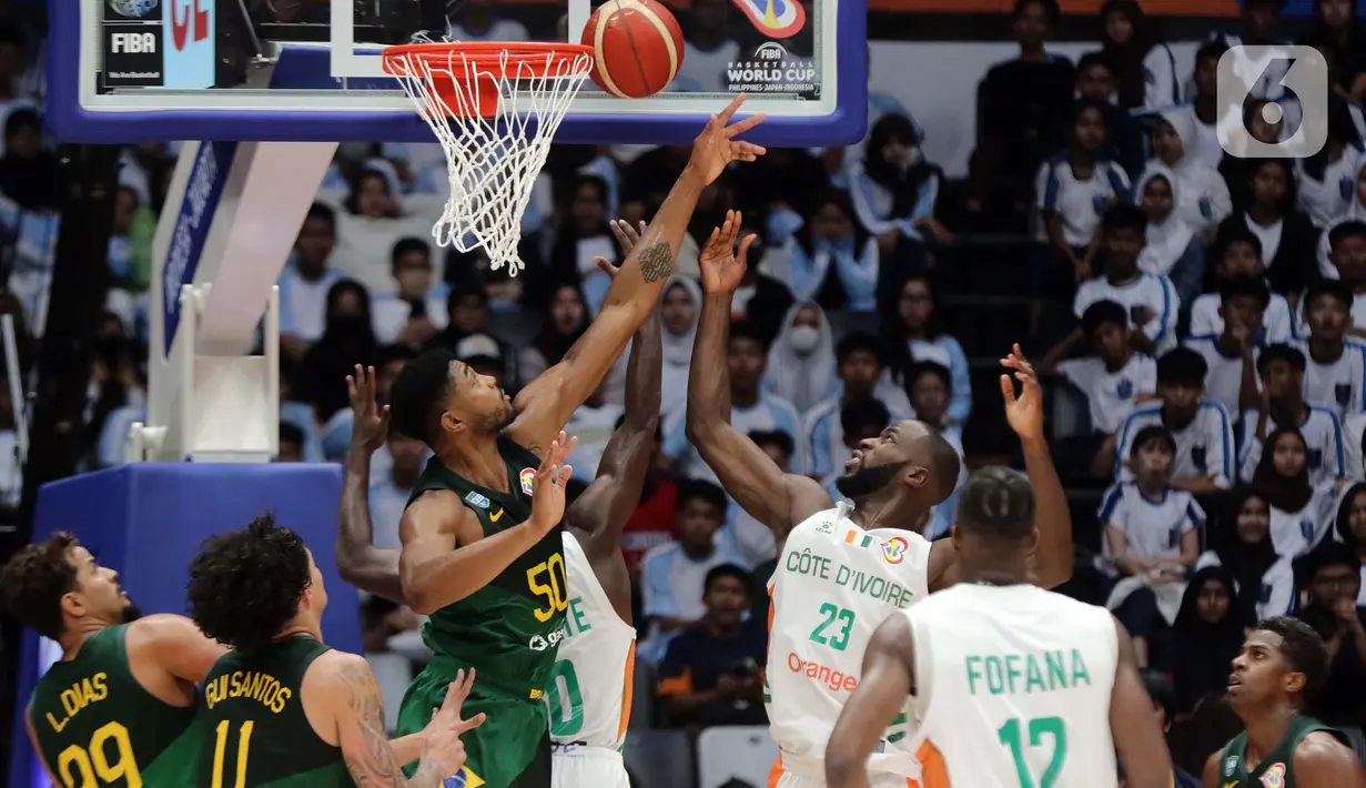 Timnas basket Brasil berhasil menaklukkan Pantai Gading 89-77 pada partai penentu Grup G FIBA World Cup 2023 di Indonesia Arena, Rabu (30/8/2023). (Liputan6.com/Helmi Fithriansyah)
