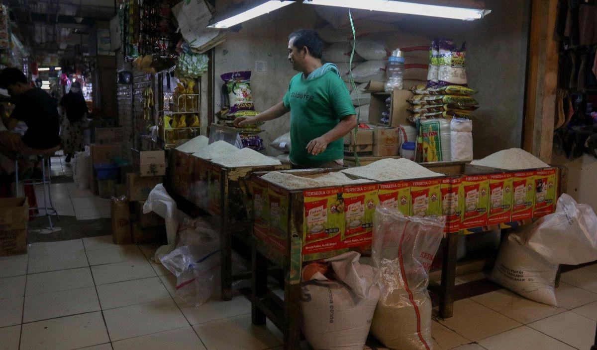 "Kita harus mem-balance (menyeimbangkan) angka inflasi kita terkendali, menyenangkan kedua-duanya, tersenyum kedua-duanya,"&nbsp;
