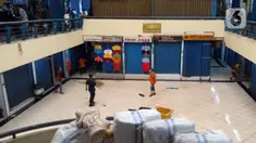 Suasana usai banjir merendam Pasar Cipulir, Jakarta, Jumat (3/1/2020). Meski banjir telah surut, akitivitas jual beli di Pasar Cipulir masih belum kembali normal. (Liputan6.com/Angga Yuniar)