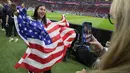 Fans wanita tim Amerika Serikat mengibarkan bendera negaranya sebelum pertandingan grup B Piala Dunia 2022 Qatar antara Inggris dan Amerika Serikat di Stadion Al Bayt di Al Khor, Qatar, Sabtu (26/11/2022). Fans-fans cantik Inggris dan Amerika Serikat mengenakan atribut mendukung negaranya saat laga berlangsung. (AP Photo/Julio Cortez)