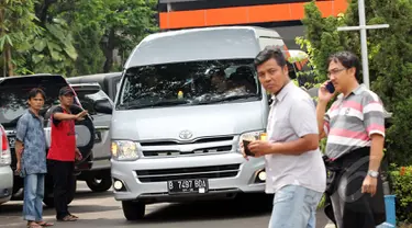 Pemberangkatan jenazah Duo Bali Nine ke Bandara Soekarno-Hatta dari Rumah Persemayaman Abadi, Jakarta, Jumat (1/5/2015).  Keduanya akan diberangkatkan ke Australia menggunakan pesawat Qantas Airways. (Liputan6.com/Helmi Afandi)