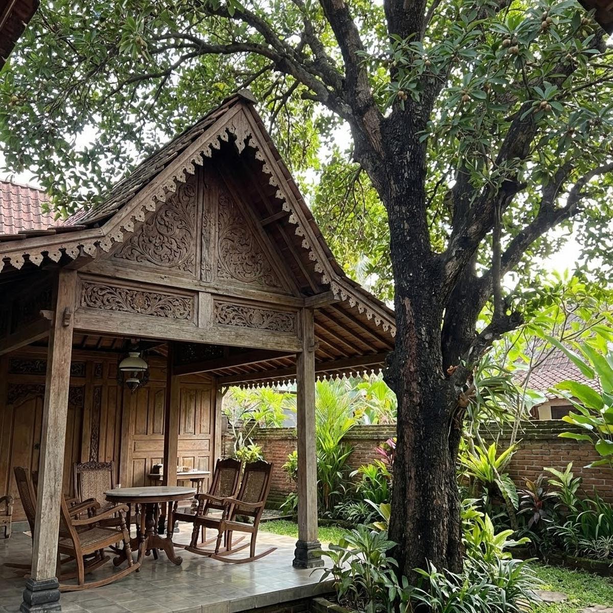 Teras Klasik Tropis dengan Pohon Sawo Kecik (Gemini AI)