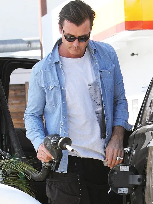 Dilansir dari HollywoodLife, ternyata cincin yang dikenakan oleh Gavin adalah cincin pernikahannya dengan Gwen Stefani. (HollywoodLife)