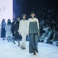 Melihat parade koleksi teranyar dari Array di PIFW 2024 yang didominasi oleh denim.