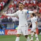 Cristiano Ronaldo saat bertanding melawan Maroko pada grup B Piala Dunia 2018 di Stadion Luzhniki di Moskow, Rusia, (20/6). Di Piala Dunia 2018, Ronaldo yang biasanya tampil selalu rapi dan klimis, kini ia tampil berjenggot. (AP Photo / Matthias Schrader)