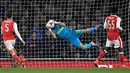 Kiper Arsenal, Emiliano Martinez, menangkap bola tendangan pemain Reading dalam laga 16 besar Piala Liga Inggris di Stadion Emirates, Rabu (26/10/2016) dini hari WIB. (Reuters/Dylan Martinez)